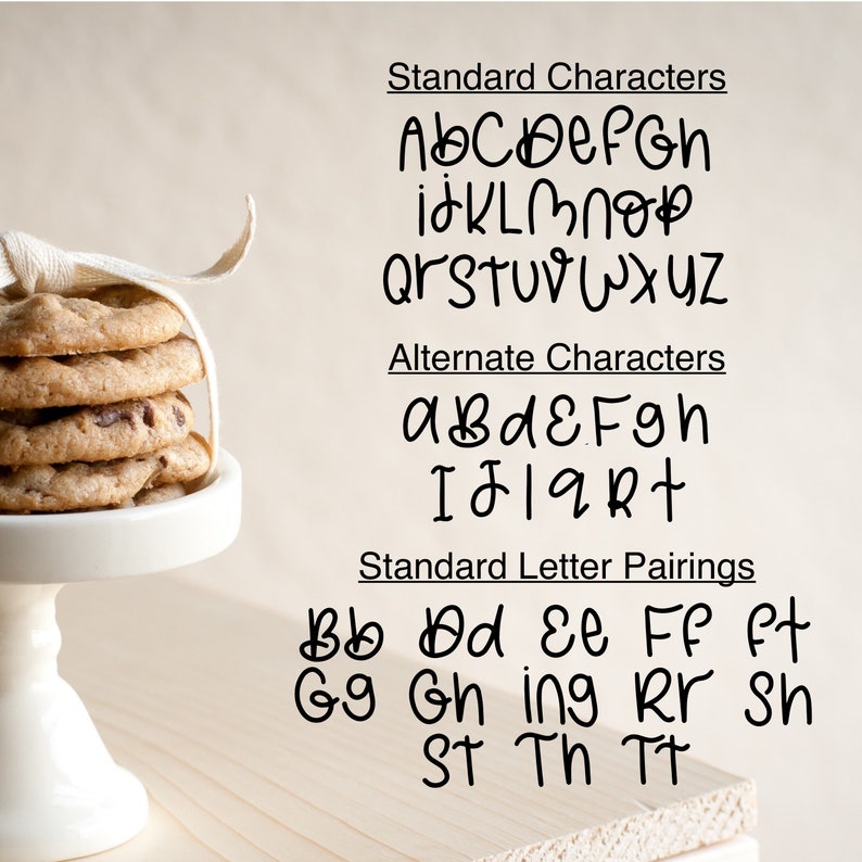 K&ouml;nnte beinhalten: Ein Stapel Schokoladen-Chip-Cookies, gebunden mit einem wei&szlig;en Band, steht auf einem kleinen wei&szlig;en Kuchenst&auml;nder. Schwarzer Text zeigt verschiedene Schriftarten, einschlie&szlig;lich Buchstabenpaare.