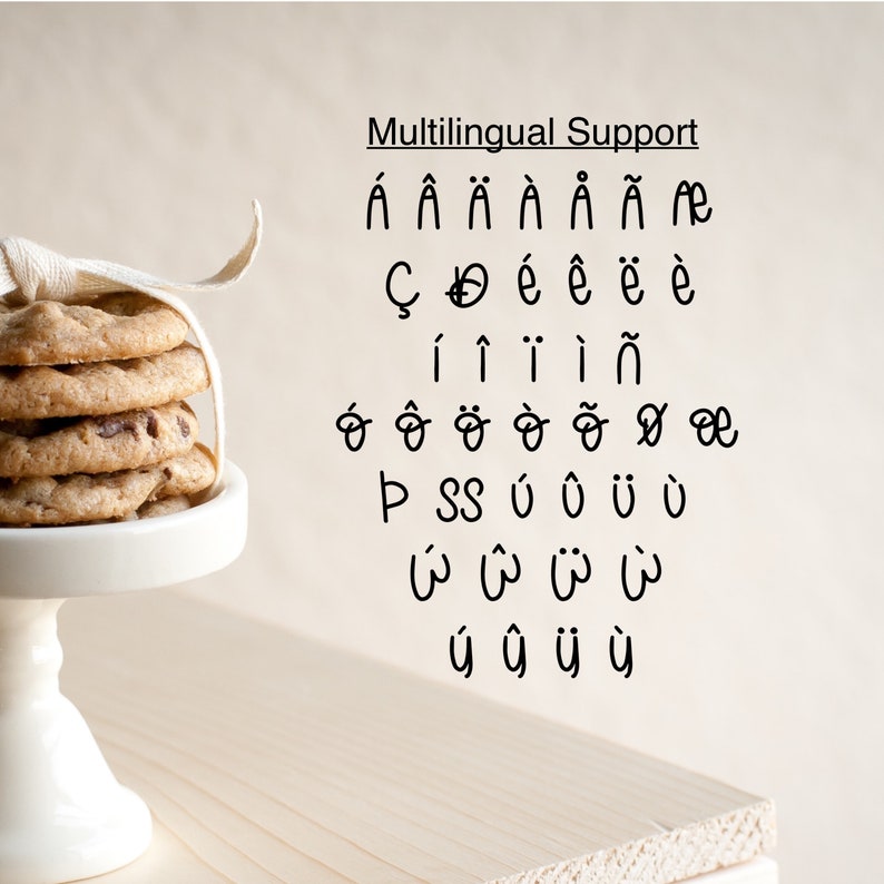 K&ouml;nnte beinhalten: Ein Stapel Schokoladen-Chip-Cookies, gebunden mit einem wei&szlig;en Band, steht auf einem wei&szlig;en Kuchenst&auml;nder. Der Text "Multilingual Support" steht &uuml;ber einer Liste schwarzer Sonderzeichen.