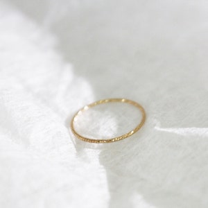 Anneau de texture en or massif 14K, anneau d'empilage 14K, anneau fin en or 14K, anneau empilable 14K, anneau d'articulation 14K, anneau de tous les jours, anneau d'or en couches