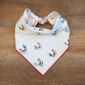 Pañuelo para perro de franela blanca con diseño de pollos