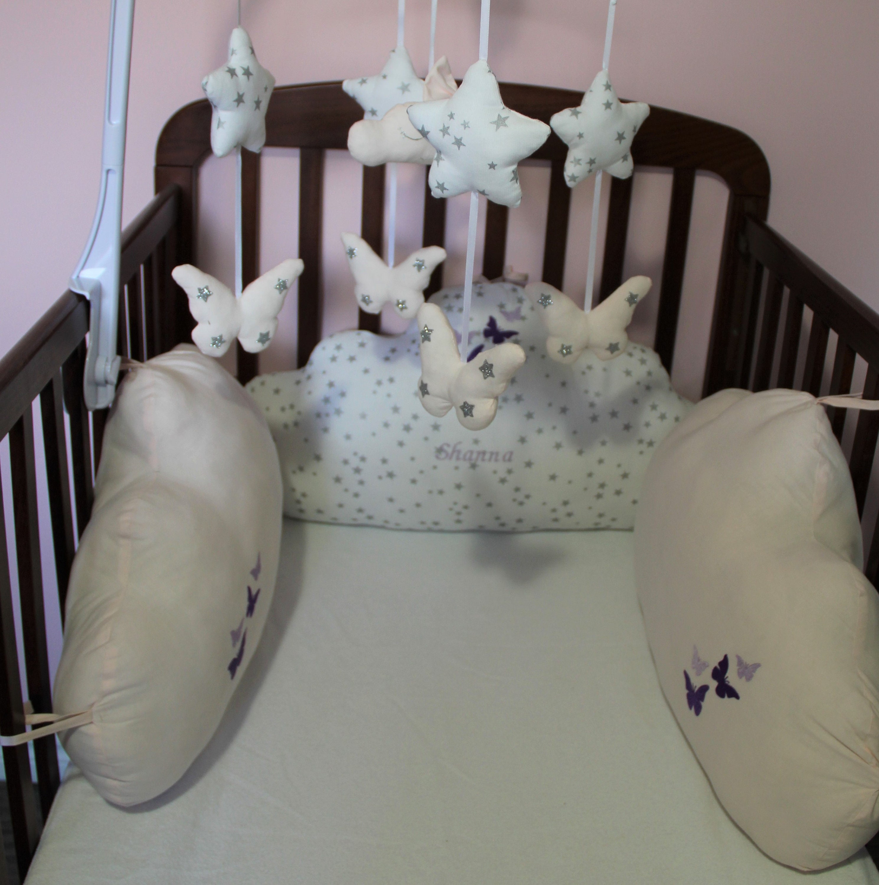 Tour de Lit Bébé en Forme Coussin Nuage Personnalisé Papillons et Prénom Brodé