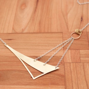 Collier triangle asymétrique, collier statement