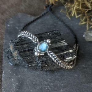 Armband aus Sterlingsilber und Labradorit. Flexible Schlangenkette mit verlöteten Gliedern, komplett handgefertigt in Frankreich. Handgefertigte Kette.