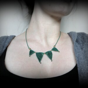 Collier en macramé vert orné de perles de laiton. Collier à porter tous les jours ou en soirée. Motif moderne. Simple mais original. image 1