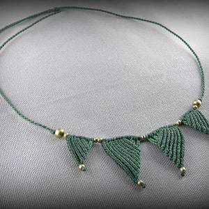 Collier en macramé vert orné de perles de laiton. Collier à porter tous les jours ou en soirée. Motif moderne. Simple mais original. image 2