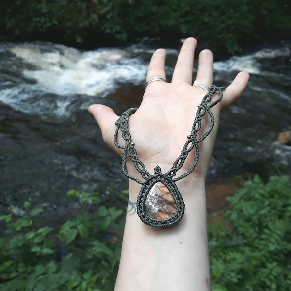 Collier en macrame kaki et magnifique labradorite. Bijou tissé. Pierre de soin. Collier perles