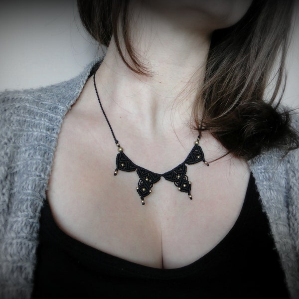 Collier graphique en macramé noir orné de perles de laiton. Simple mais unique. Se porte de nuit comme de jour.