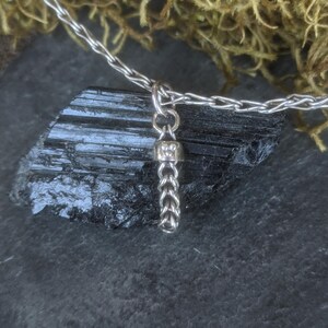 Anhänger aus Sterlingsilber mit Fuchsschwanzkette. Schlaufe in Schlaufe. Dezent. Sterlingsilber. Handgefertigt. Kunsthandwerklich.