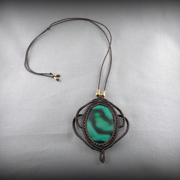 Macramè con collana malachite cabochon. Collana intrecciata marrone. Lunghezza regolabile collo collana sautoir ras.