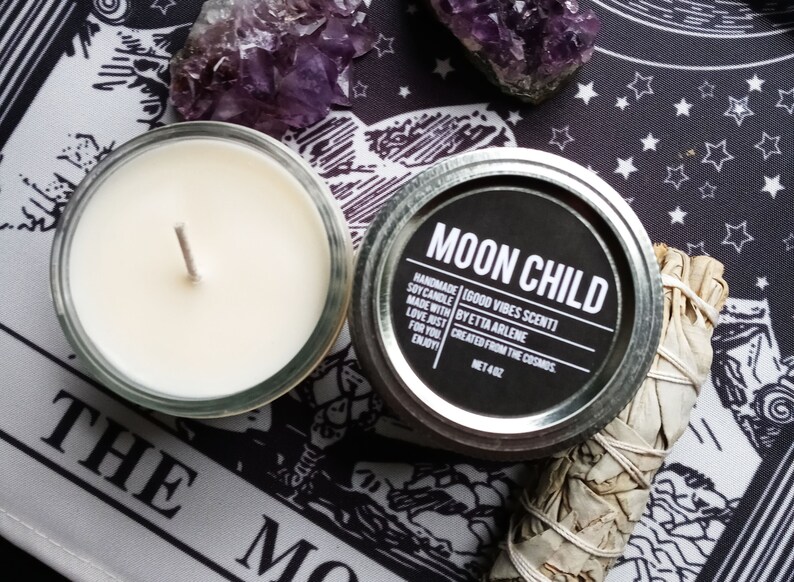Peut inclure: Un bocal de bougie noir et argent avec l'&eacute;tiquette "MOON CHILD" et le texte "HANDMADE | GOOD VIBES SCENT | SOY CANDLE | MADE WITH LOVE JUST FOR YOU | CREATED FROM THE COSMOS | NET 4 OZ".