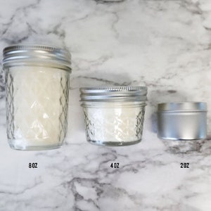 Peut inclure: Trois pots en verre avec des couvercles argent&eacute;s contenant de la cire de bougie blanche. Les pots sont &eacute;tiquet&eacute;s 8 oz, 4 oz et 2 oz.
