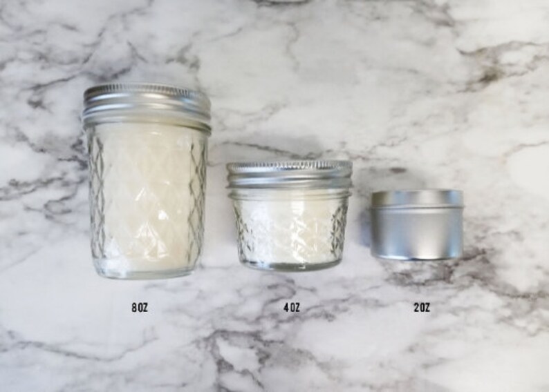 Peut inclure: Trois pots en verre avec des couvercles argent&eacute;s contenant de la cire de bougie blanche. Les pots sont &eacute;tiquet&eacute;s 8 oz, 4 oz et 2 oz.