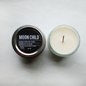 Peut inclure: Une bougie en pot argent&eacute; avec une &eacute;tiquette noire qui indique "MOON CHILD" et "GOOD VIBES SCENT". La bougie est faite &agrave; la main avec de la cire de soja et p&egrave;se 4 oz.