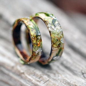 Bague forestière avec bouleau, écorce d'arbre, mousse forestière et flocons d'argent. Bagues de fiançailles inspirées de la nature en mousse naturelle.