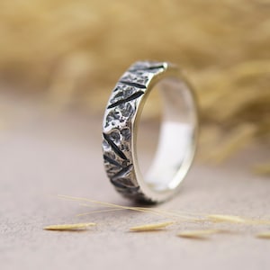 Ring Band for Men Handmade in Sterling Silver. Anillo martillado para hombres. Banda de anillo negro texturizado de 7 mm. Anillo de boda hecho a mano para hombres.