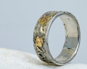 Gehamerd geoxideerd getextureerde zilveren en 24kt gouden ring, Keum Boo-ring, alternatieve trouwring, cadeau voor hem, ongebruikelijke zilveren verlovingsringen.
