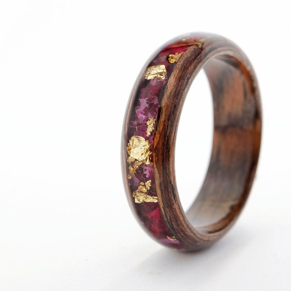 Bague pour femme en bois avec fleurs roses naturelles. Bague de fiançailles en bois pour femme. Cadeau d'anniversaire de 5 ans pour elle.