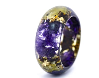 Anillo de resina de iris con musgo de bosque gris, banda de anillo de resina inspirada en la naturaleza con musgo de bosque, pétalos púrpuras prensados naturales, flores reales, oro