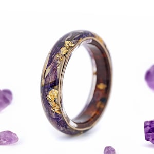 Natuurharsring met geperste paarse bloemen, ring van echte berkenschors met Engelse roos, 24 kt goud, harsring met berken, geperste paarse bellen