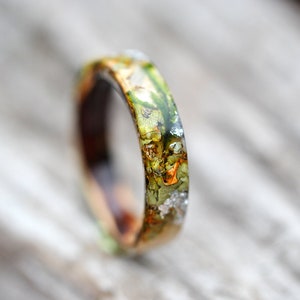 Anillo de bosque con abedul, corteza de árbol, musgo de bosque y copos de plata. Anillos de compromiso inspirados en la naturaleza hechos de musgo natural. imagen 5