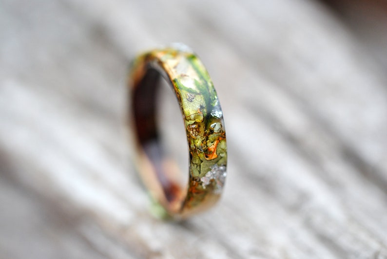 Bague forestière avec bouleau, écorce d'arbre, mousse forestière et flocons d'argent. Bagues de fiançailles inspirées de la nature en mousse naturelle. image 5