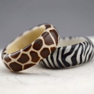 Anillo con estampado animal, anillo con cebra y jirafa, anillo de resina estilo safari, anillo llamativo exótico, joyería de la jungla, anillo atrevido hecho a mano, regalo único.