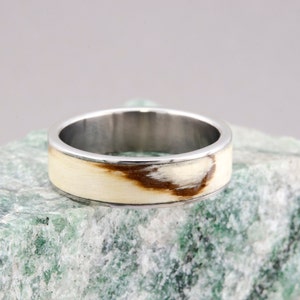 Titanium trouwring met berk, berk titanium trouwring, dames titanium trouwring met berk, titanium ring met berkenfineer