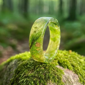 Anillo de resina con hojas verdes prensadas y musgo verde del bosque. Anillos inspirados en la naturaleza. Anillo de musgo del bosque, anillo de terrario, anillo de resina de trébol.