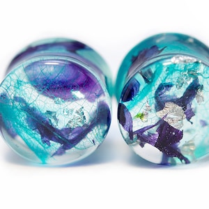 Bouchons d&#39;oreilles en résine écologique avec pétales d&#39;iris bleus, hortensia, feuille squelette et flocons d&#39;argent. Bouchons d&#39;oreilles fleurs séchées. Bijoux avec de vraies fleurs.