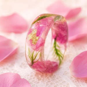 Rosa Orchideen-Harz-Ring mit echten gepressten Blütenblättern, grünes Waldmoos, Natur inspiriert klarer Ring, Gold 24K, Geschenk für Sie