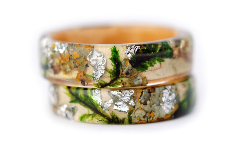 Bague forestière avec bouleau, écorce d'arbre, mousse forestière et flocons d'argent. Bagues de fiançailles inspirées de la nature en mousse naturelle. image 2