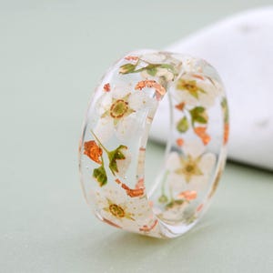 Resin Ring with White Alyssum Flowers and Gold Flakes, Wedding Band. Nature Inspired Jewelry, Floral Resin Ring. White Resin Ring