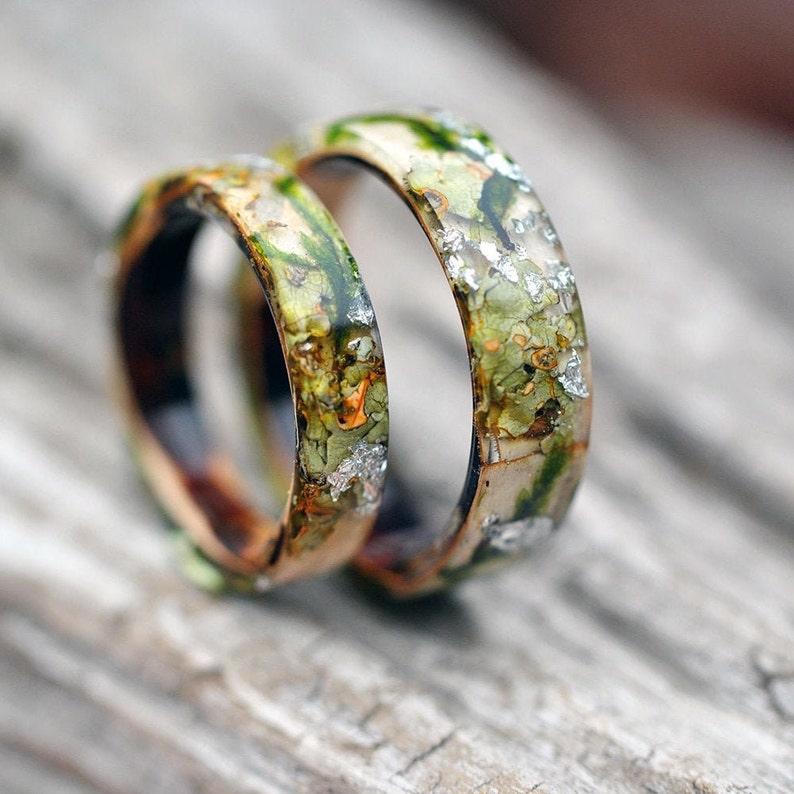 Bague forestière avec bouleau, écorce d'arbre, mousse forestière et flocons d'argent. Bagues de fiançailles inspirées de la nature en mousse naturelle. image 1