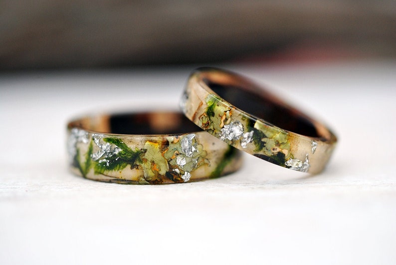 Forest ring with birch, tree bark, forest moss and silver flakes. Nature inspired engagement rings made from natural moss. imagem 3