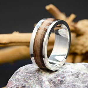 Amerikanischer Walnussholz-Titanring, natürlicher amerikanischen Walnussholz-Ehering, Männer-Titan-Ehering mit Holz, Holzring