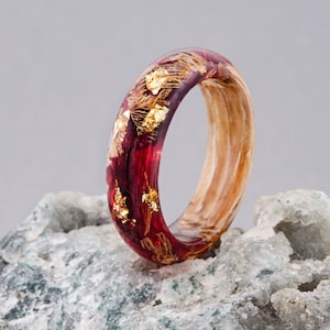 Nature Inspired Resin Ring With Pressed Tulip Petals. Wood Resin Ring with Burgundy Flowers, Burgundy tulip Flower Ring. Wood Jewelry.