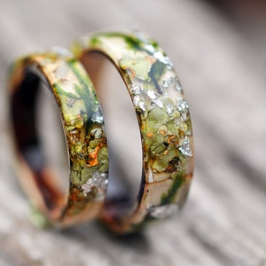 Anillo de bosque con abedul, corteza de árbol, musgo de bosque y copos de plata. Anillos de compromiso inspirados en la naturaleza hechos de musgo natural. imagen 4