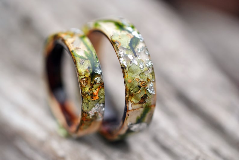 Bague forestière avec bouleau, écorce d'arbre, mousse forestière et flocons d'argent. Bagues de fiançailles inspirées de la nature en mousse naturelle. image 4