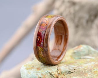 Anillo de nogal americano con hoja de esqueleto verde. Anillos de compromiso de madera. Anillo de nogal con caléndula naranja. 5.º aniversario. Anillo rústico.