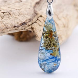 Ketting met parels, terrariumketting met mos. Harsketting grijs mos, bosketting. Blauwe harsketting. Natuurharskettingen