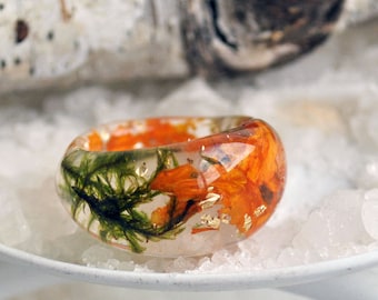 Real Plant Resin Ring with Orange Gerbera Petals, Forest Moss and 24K Gold Ring Flakes. Garden Resin Ring. Naturalist Gift