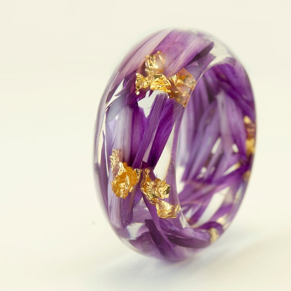 Anello in resina con fiore viola. Anello in resina per matrimonio con fiordaliso viola e oro 24 carati. Anello in resina "Reunion with Nature". Anello con fiore viola.