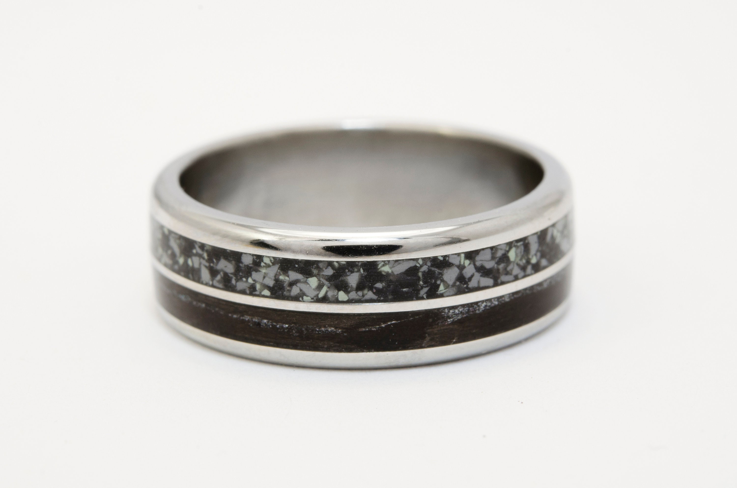 Anillo de Titanio con Miga de Cuarzo Blanco y Negro. Alianzas de