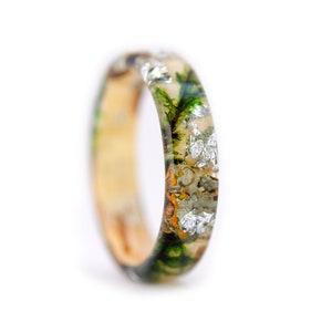 Forest ring with birch, tree bark, forest moss and silver flakes. Nature inspired engagement rings made from natural moss. imagem 7
