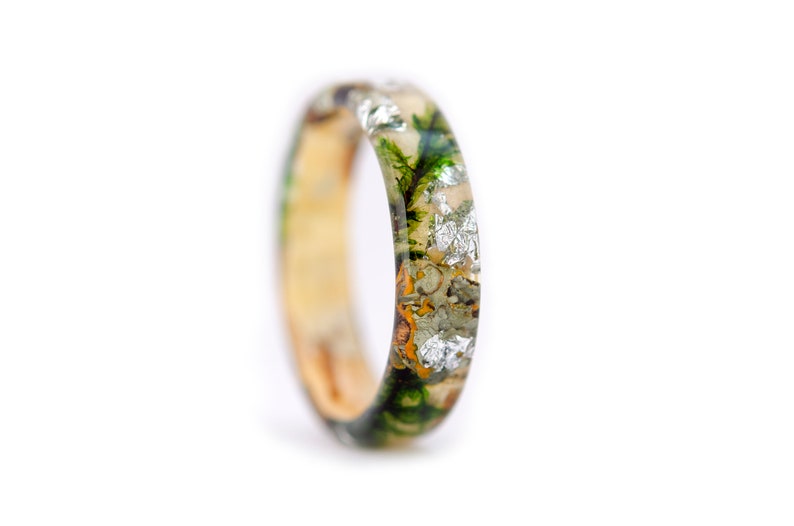 Anillo de bosque con abedul, corteza de árbol, musgo de bosque y copos de plata. Anillos de compromiso inspirados en la naturaleza hechos de musgo natural. imagen 7