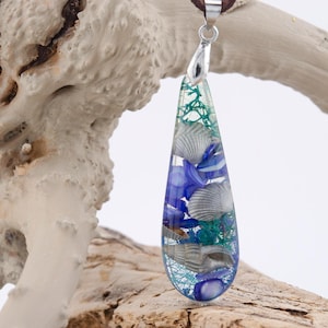 Ketting met schelpen, terrariumketting met mos, blauwe harsketting. Kettingen met lapis lazuli. Blauwe skeletketting. Blauwe ketting