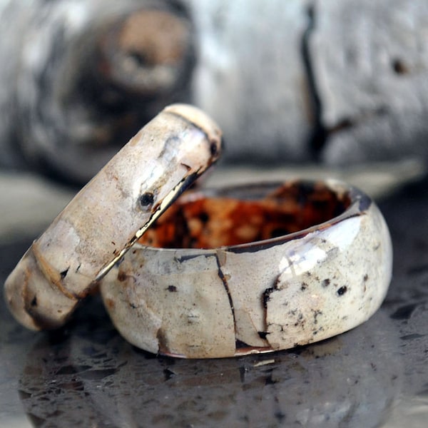 Bague en bois d'écorce de bouleau, alliances en bois nature, bague en bois courbé, bague en bois et écorce, bague en résine de bois, bague en résine de forêt.