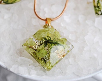 resin necklace - nature necklace - real flower necklace - resin flower necklace, nature inspired necklace, terrarium necklace,green necklace