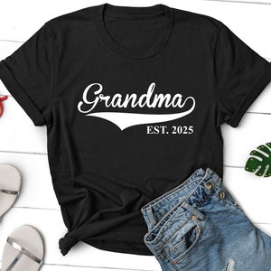 Grandma Gift Shirt Grandma Est 2025 T-Shirt Gift For Grandma Mothers Day Gift T-Shirt Grandma Customized shirt New Grandma Gift Grandma Tee