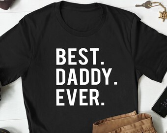 Może przedstawiać: Czarny T-shirt z białym napisem "BEST. DADDY. EVER."
